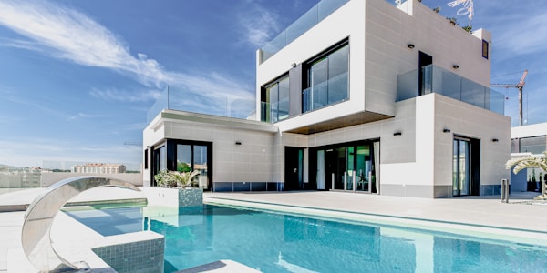 Luxury lakefront home in Baie-d'Urfé